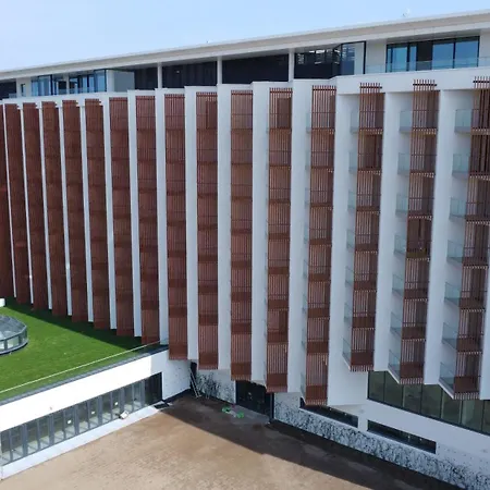 Spark By Hilton אתר נופש פוביירובו